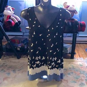 Fancy Black V-neck shirt with geometrical pattern